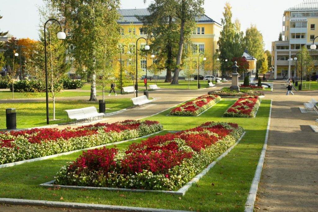 Kesäinen snellmaninpuisto