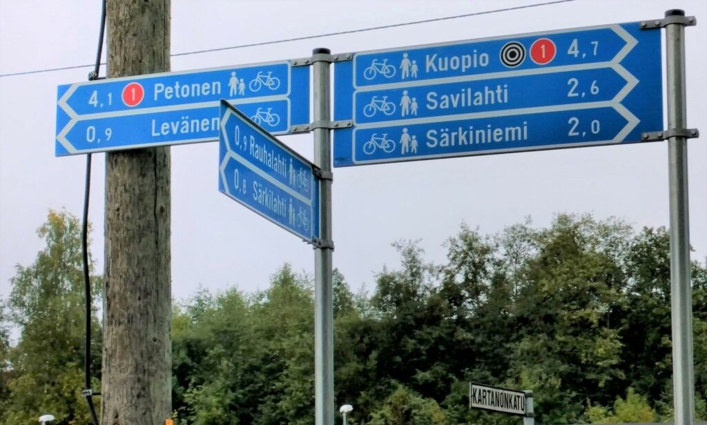 Jalankulun ja pyöräilyn tienviittoja