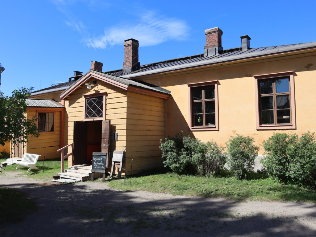 Kuva ulkoa Kuopion korttelimuseon rakennuksesta, jossa sijaitsee kahvila.