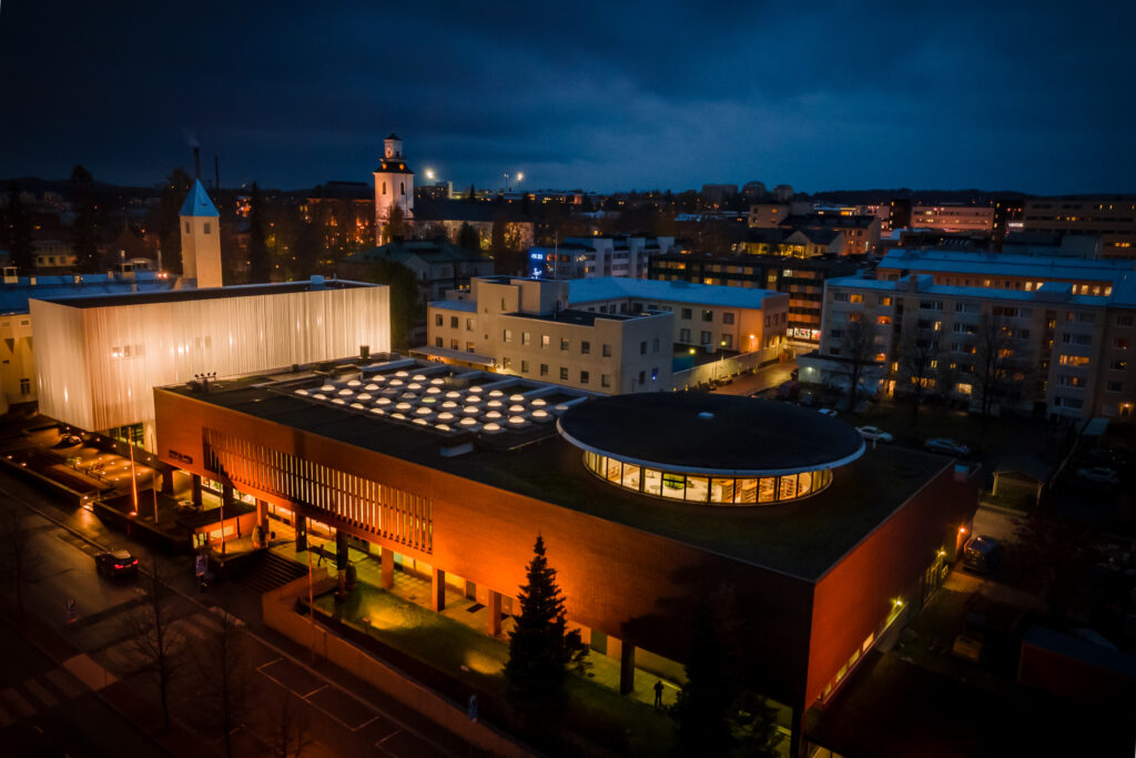 Kuopion museokeskus yövalaistuksessa.