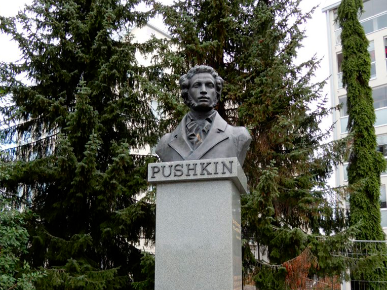 Kuva Oleg Komovin veistoksesta Pushkinin rintakuva.