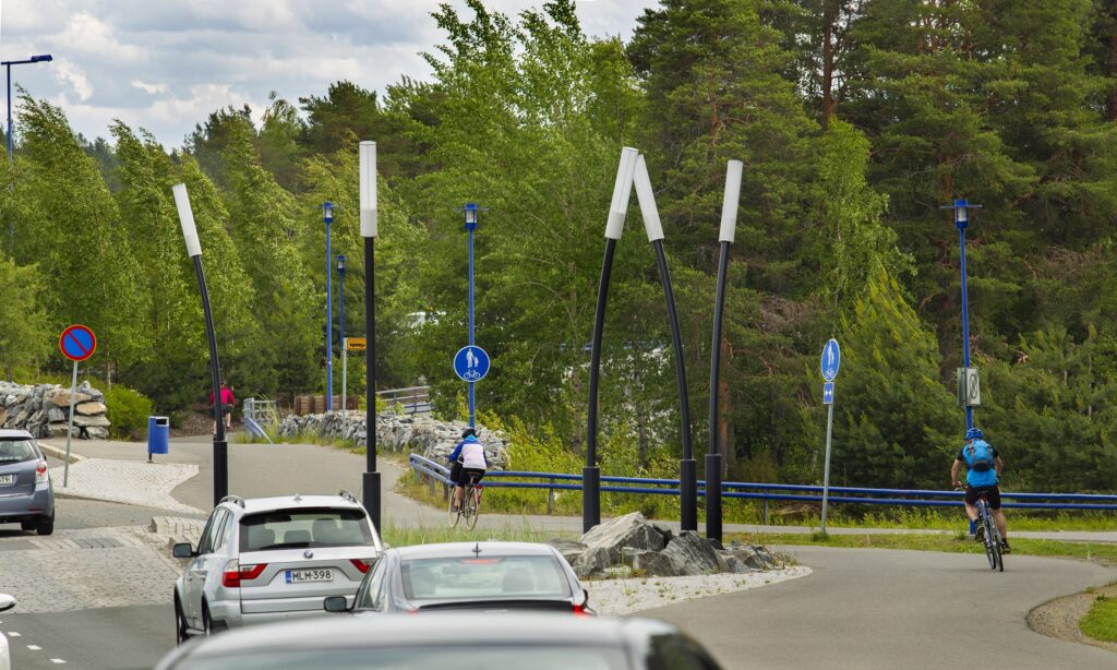 Saaristokatu, jossa mutkassa taideteos sekä liikennettä ja pyöräilijöitä.