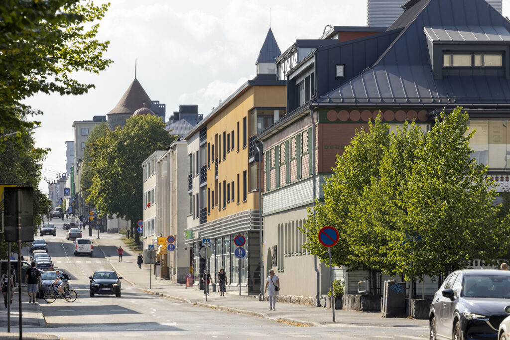 Kuopion Kauppakatu kuvattuna satamasta päin.