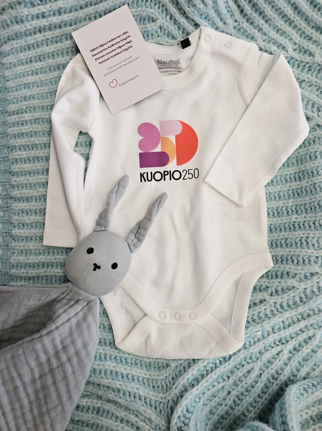 Vauvan body, jossa teksti Kuopio250 ja Kuopio250-tunnus