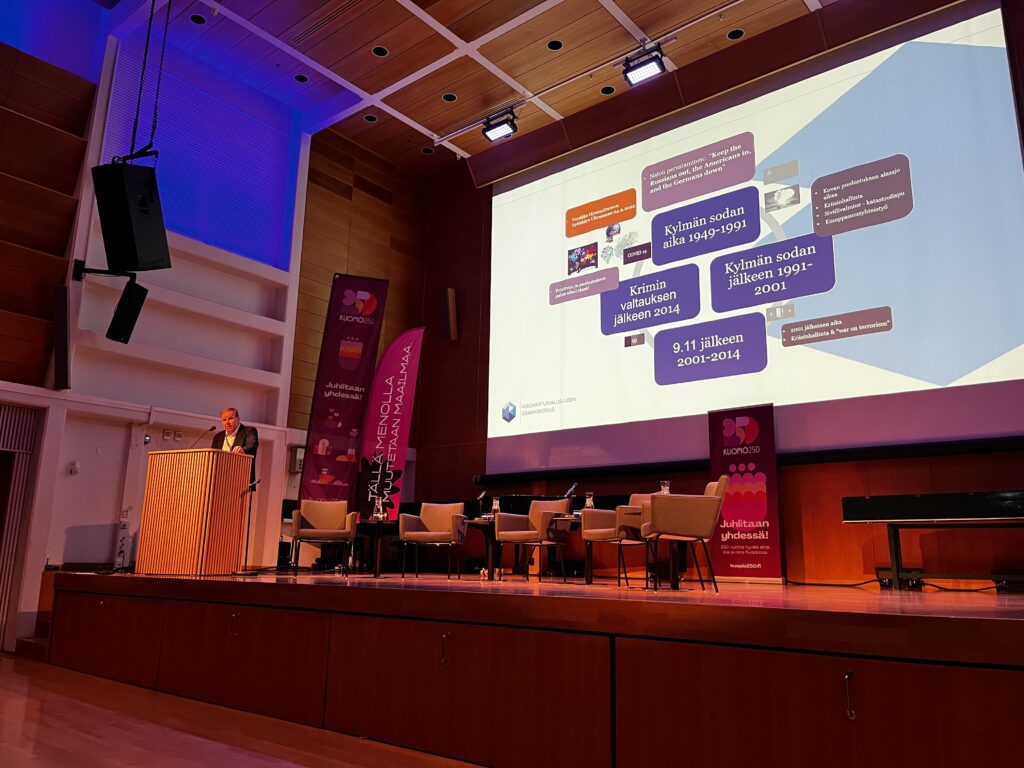 Asko Muhonen esiintyy lavalla.