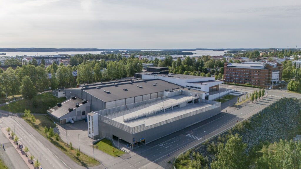 Kuopion jäähalli ilmasta käsin kuvattu kesäisenä päivänä