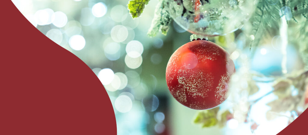 Joulupallo kuusessa.