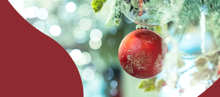 Joulupallo kuusessa.