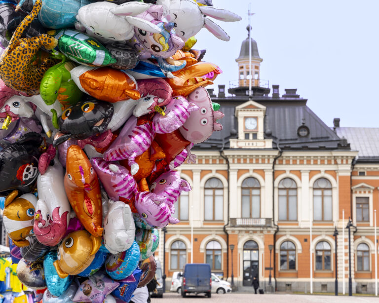 Kuopion kaupungintalo, vappupalloja edustalla