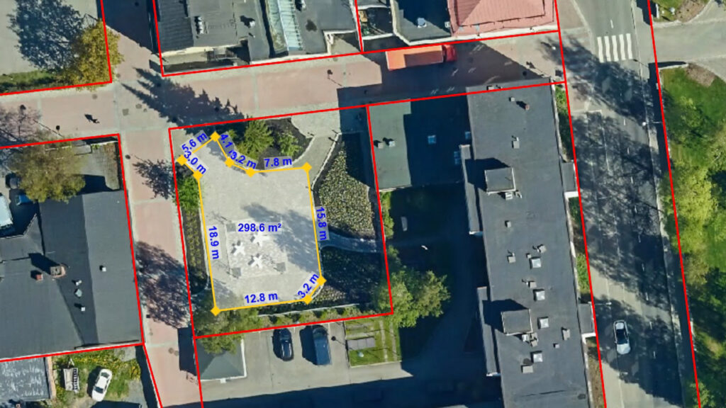 satelliittikarttakuva, johon merkitty tapahtumapaikan rajat ja kiinteistörajat