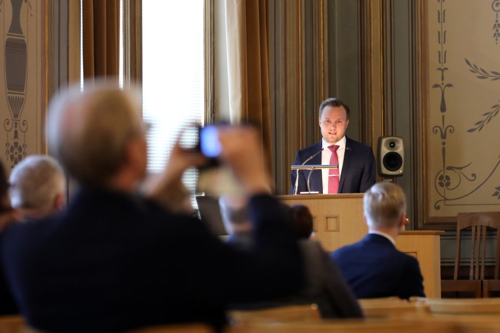 Kuopion kaupunginhallituksen puheenjohtaja Aleksi Eskelinen puhumassa.