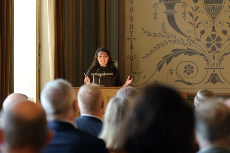 Kunta- ja alueministeri Anna-Kaisa Ikonen puhumassa.