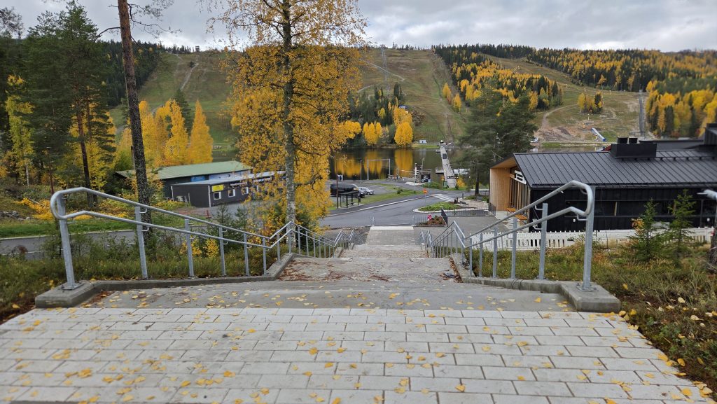 Portaat, jotka johtavat alaspäin. Taustalla syksyistä maisemaa, keltaisia koivuja sekä Tahkovuori.