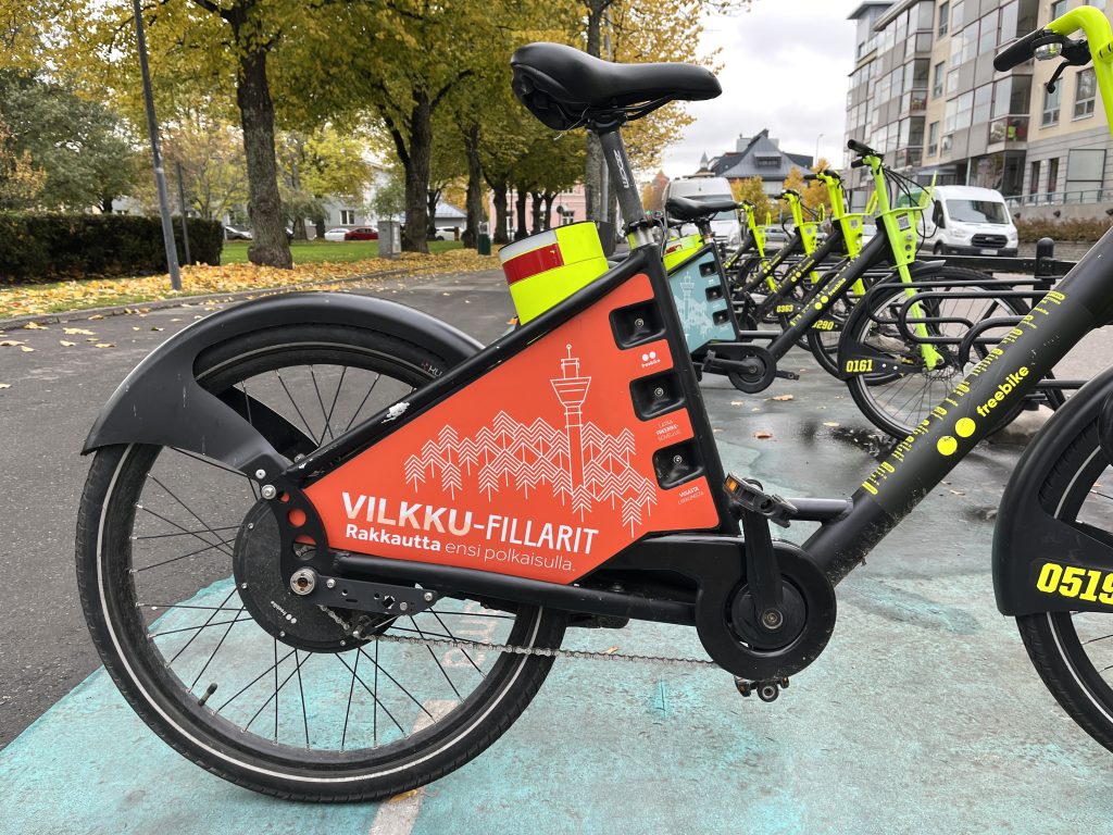 Villku-fillareita omissa telineissään niiden pysäköintiasemalla.