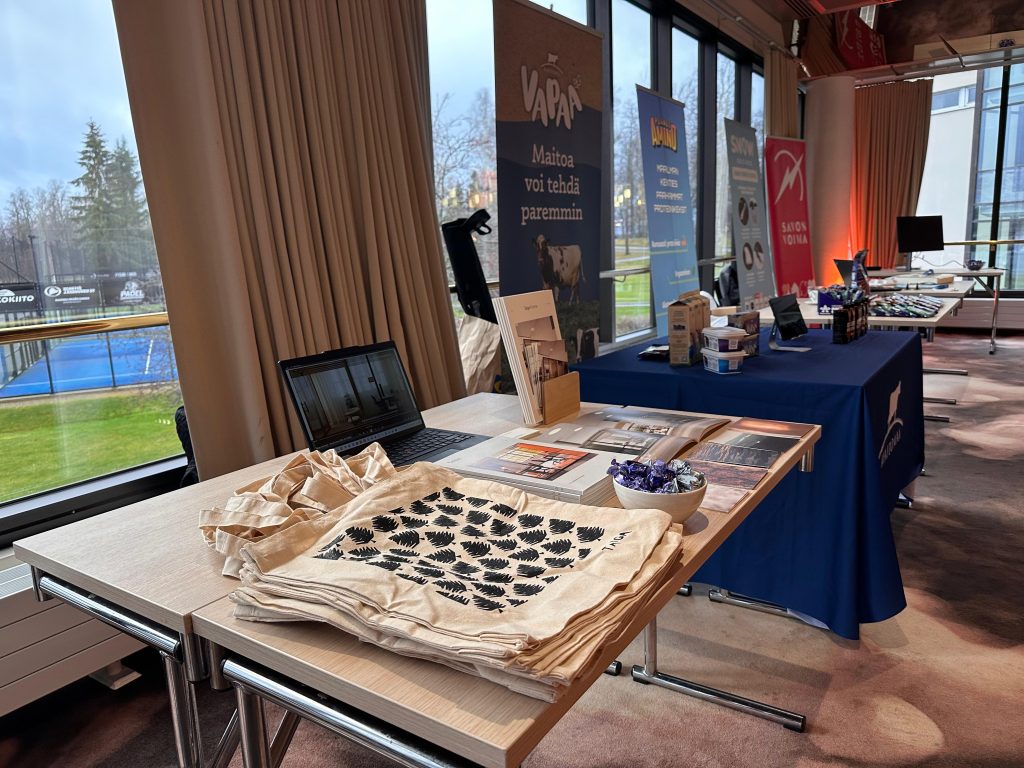 Yritysten esittelypisteet.