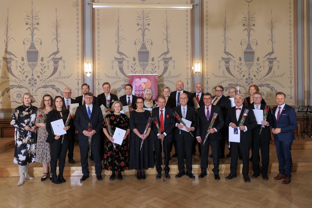 Ansiomerkkien jakotilaisuudessa palkitut henkilöt samassa kuvassa