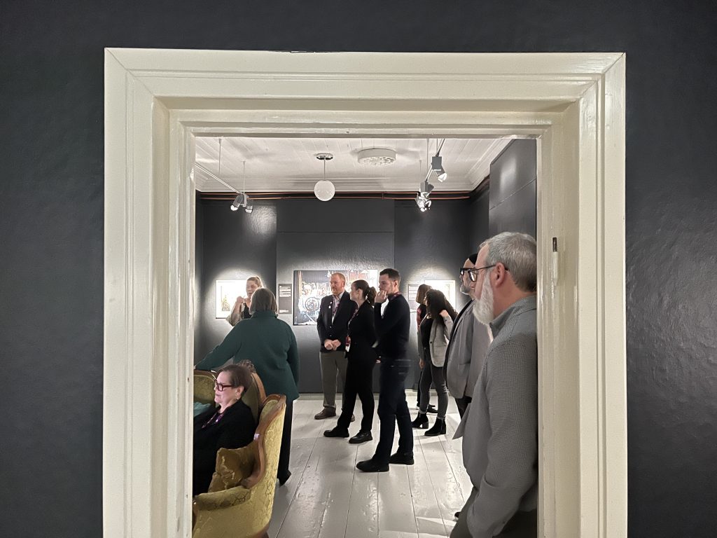 Vieraat VB-valokuvakeskuksella.