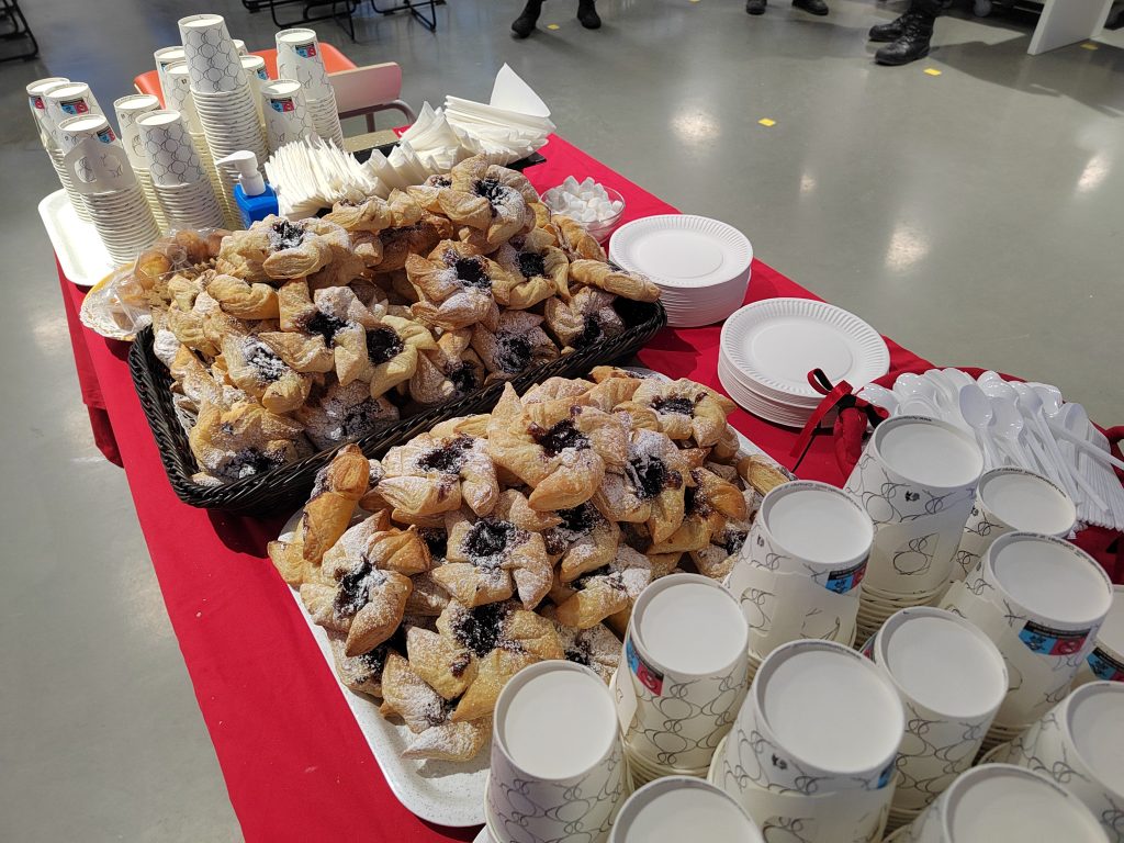 Joulutorttuja tarjolla pöydällä jouluruokailutapahtumassa.