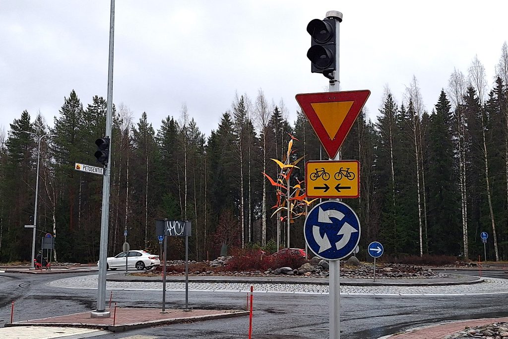 Säännöstelyvalot liikenneympyrässä