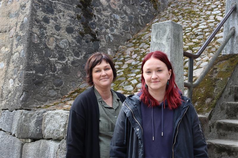 Kaksi ihmistä Kuopion katumaisemassa.