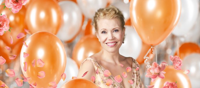 Helena Juntunen vappupallojen ympäröimänä.