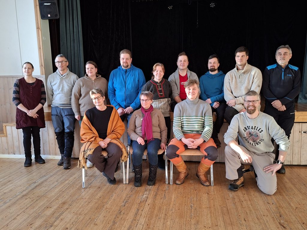 Kuvassa on Etelä-Kuopion pitäjäraadista 13 jäsentä.