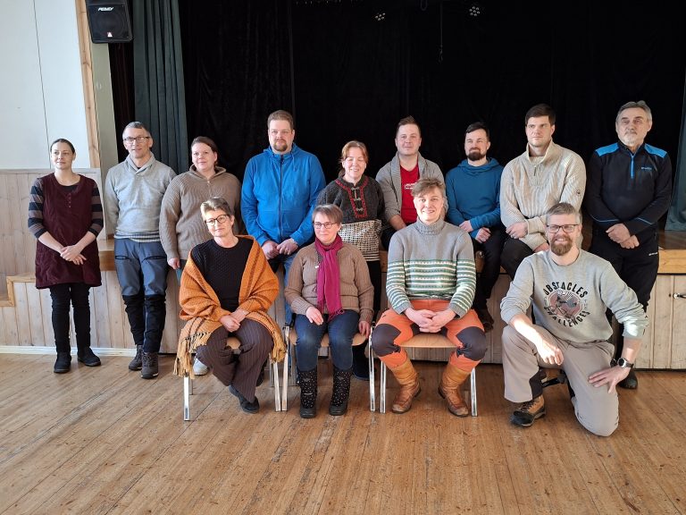 Kuvassa on Etelä-Kuopion pitäjäraadista 13 jäsentä.