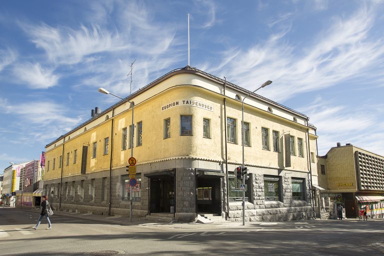 Kuopion taidemuseo, taustalla eläväinen sininen taivas.