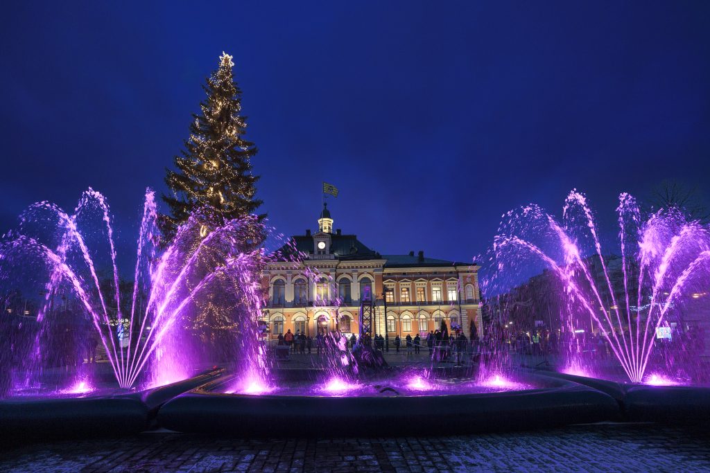 Tanssivat-vedet teos kaupungintalon edustalla