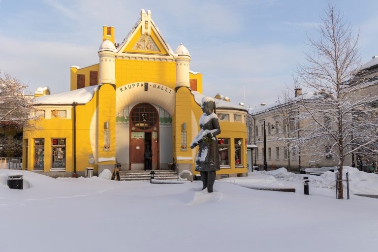 Siskotyttö-patsas kauppahallin edessä