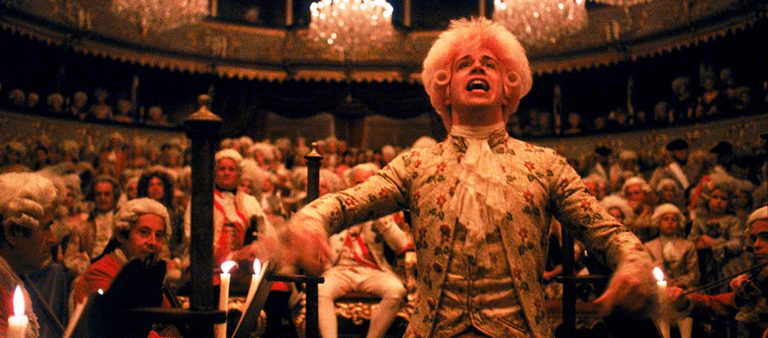 Elokuvan kohtaus, jossa Mozart johtaa orkesteria kuninkaallisille.