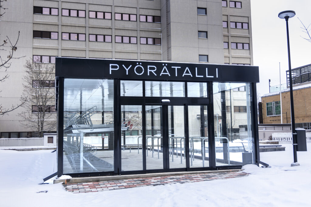 Pyörätalli talvimaisemassa Käsityökadulla.