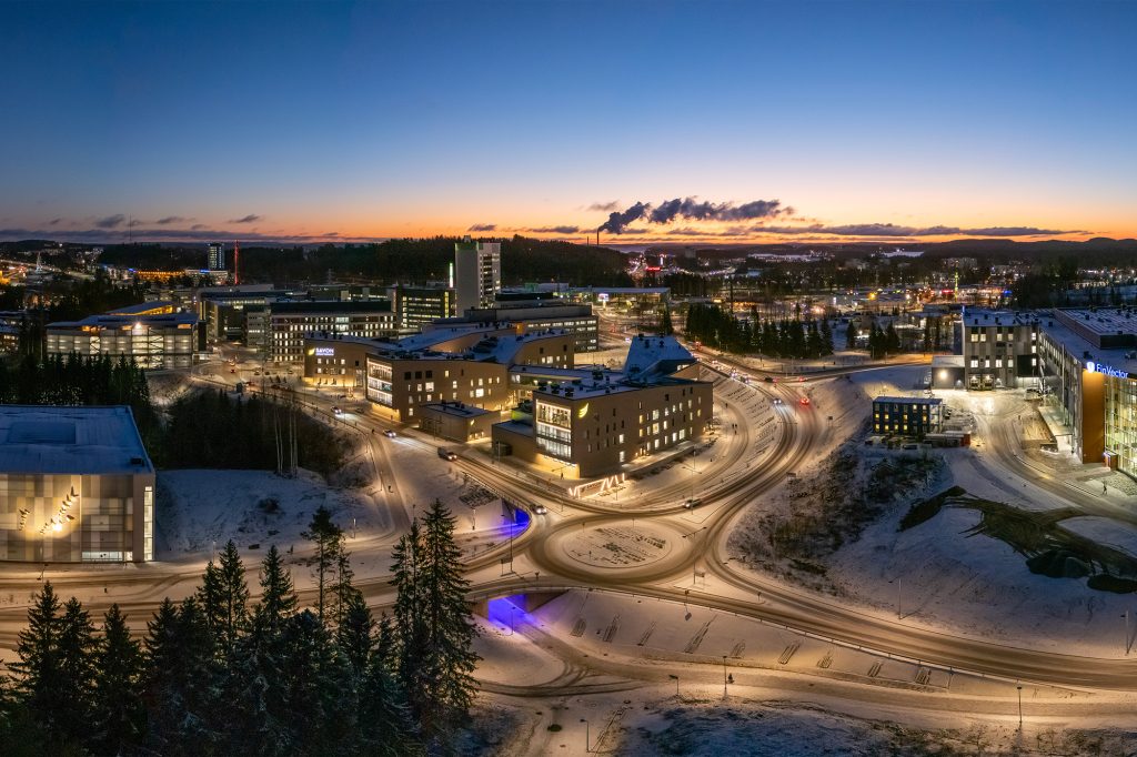 Talvinen maisema ilta-aikaan.