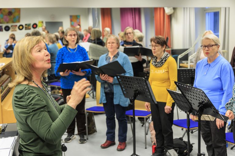 Kuopion kansalaisopiston naiskuoro Veljsiskot laulamassa