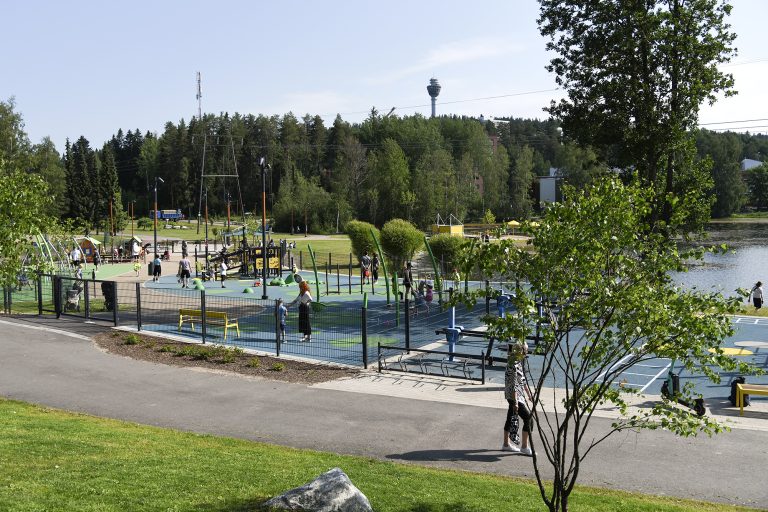 Leikkipuisto, luontoa ja Puijon torni.