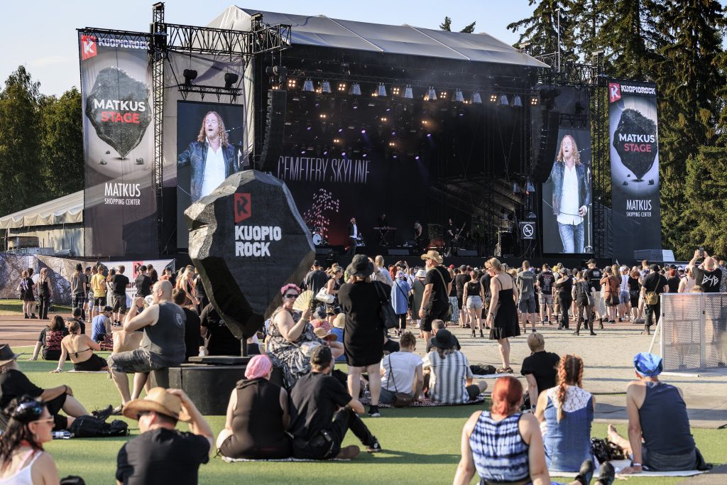 Kesäinen näkymä Kuopio Rockin alueesta ja lavasta ja ihmisistä.