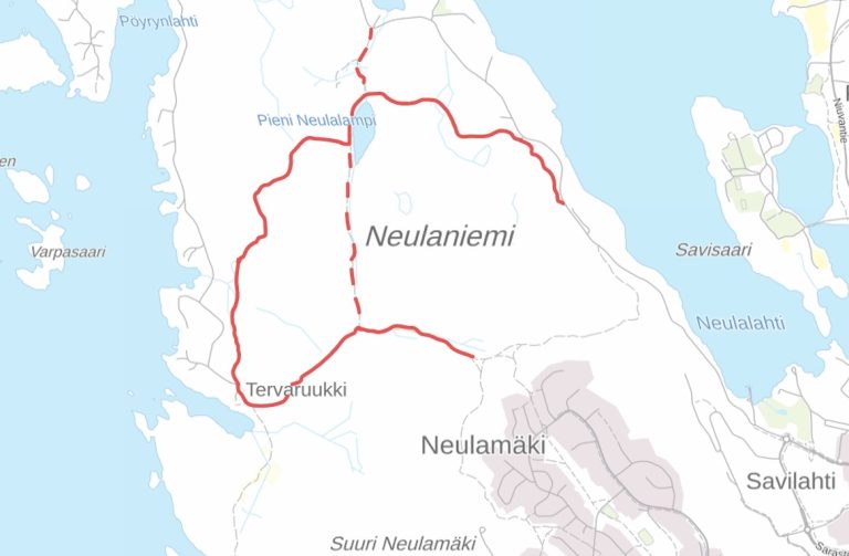 Karttakuvaan on merkitty punaisella viivalla Kolmisoppi-Neulaniemen ulkoilureitin pohjoisosan lenkinmuotoa muistuttava kunnostettava osuus. Osuuden halkaisee keskeltä katkoviivoilla merkitty osuus, joka merkkaa työmaaliikenteelle kuuluvaa kulkuväylää.