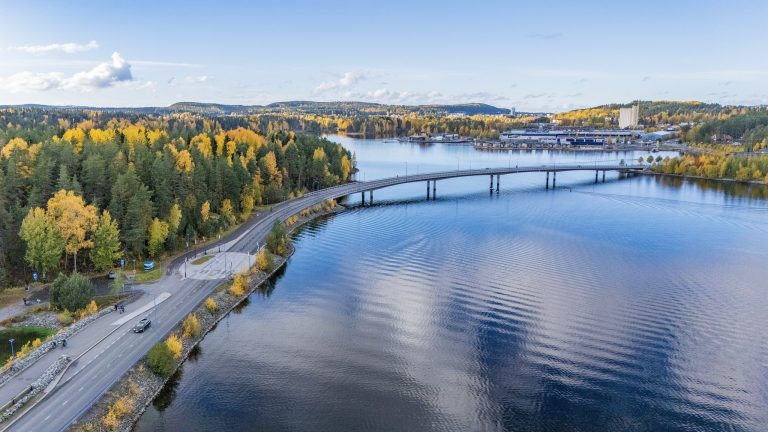 Syksyinen järvimaisema, jonka keskellä kulkee Saaristokatu siltoineen.