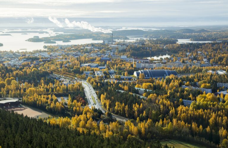 Ilmakuva Kuopiosta, ruskaisia puita ja kaupunkimaisemaa