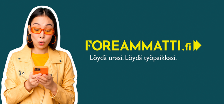 ForeAmmatti -logo ja iloisesti yllättynyt naisoletettu puhelin kädessään.