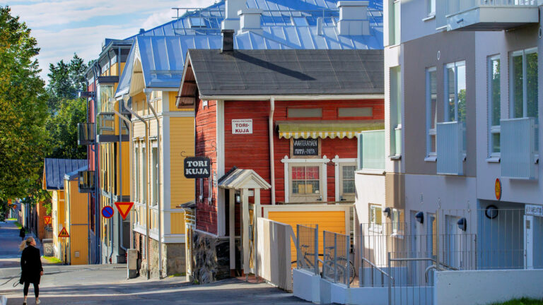 Aurinkoinen ja lämmin kesäpäivä. Kuopion Hatsalankatu jonka varrella on uudisrakennuksia ja vanhoja suojeltuja rakennuksia.