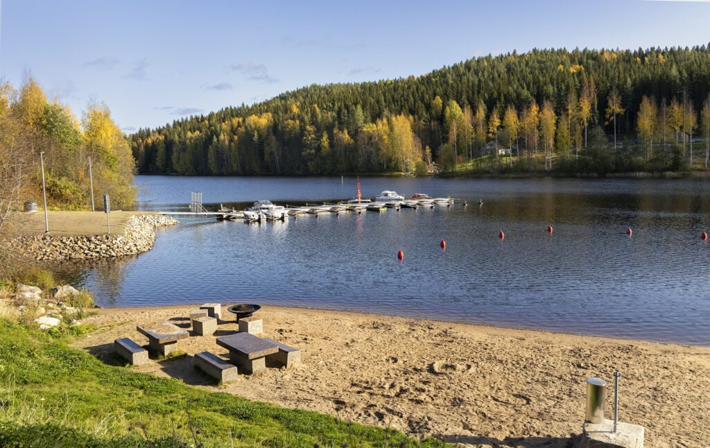 Hiltulanlahden uimapaikka, pöytäpenkit ja grilli.