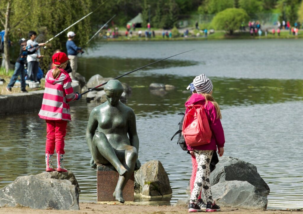 Koululaiset kalastaa