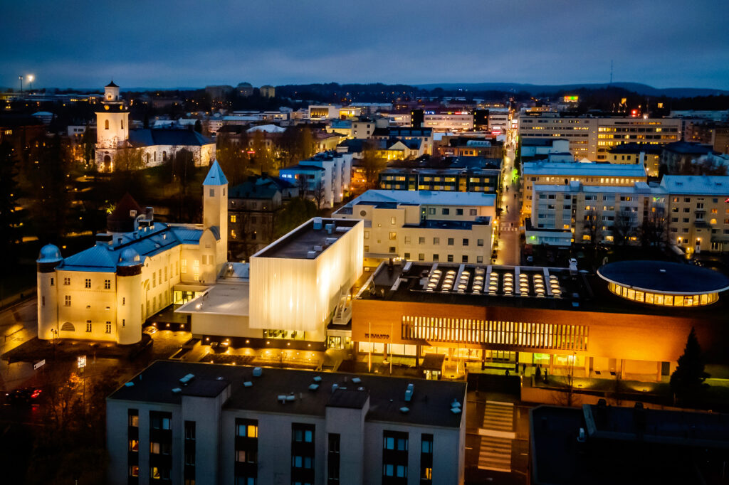 Kaupunkimaisema loistaa iltavalaistuksessaan.