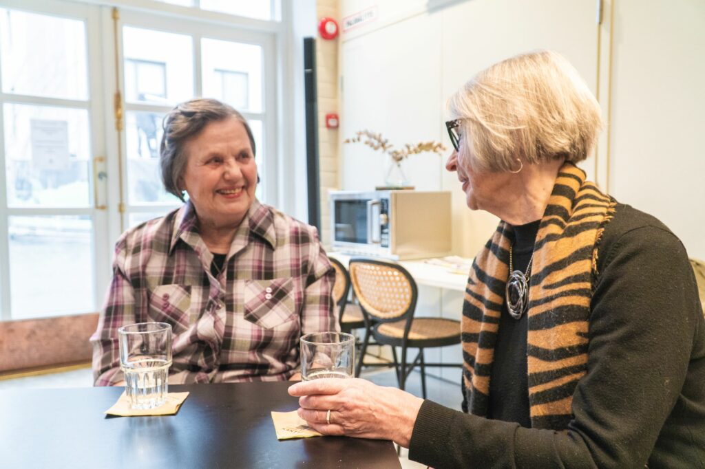 Asiakas ja kulttuuriluotsi keskustelevat museokäynnistä.