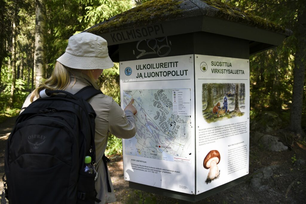 Luontopoluilta ja -reiteiltä löytyy opastauluja