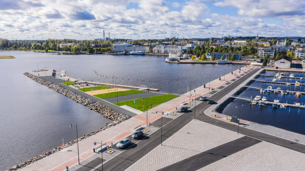 Kesäinen ilmakuva matkustajasatamaan rakennetusta aallonmurtajasta.