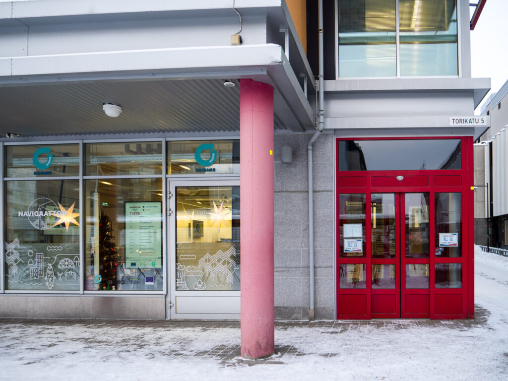 Navigaattorin sisäänkäynnin punaiset liukuovet