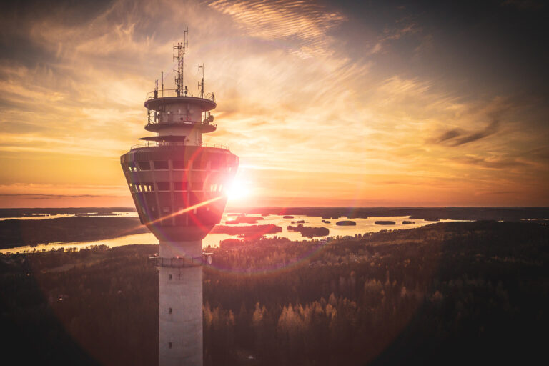 Puijon torni, Kallavesi ja metsää ilta-auringossa.