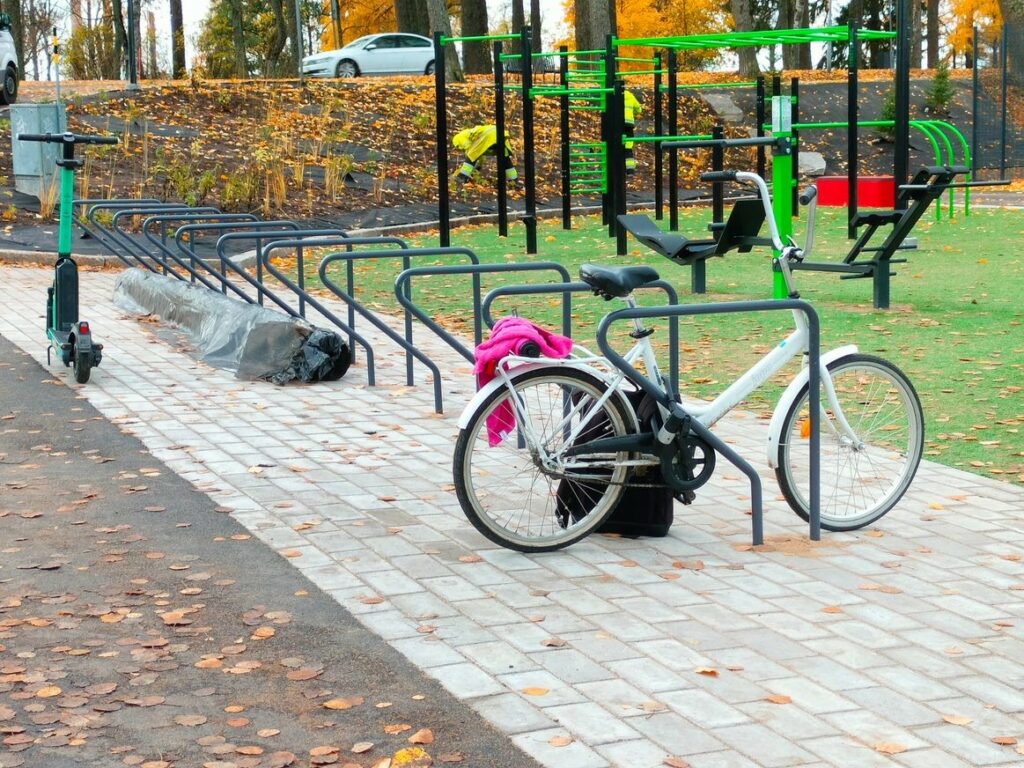 pyörä telineessä pyöräpysäköintialueella syksyllä